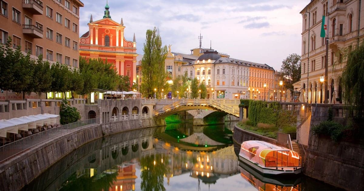 Ljubljanica s Tromostovjem in Frančiškansko cerkvijo, tri minute od Šeherezade na Trubarjevi.